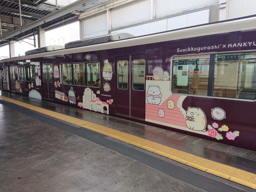 すみっコぐらしの阪急電車がかわいすぎる！乗ったよ「すみっコぐらし号 