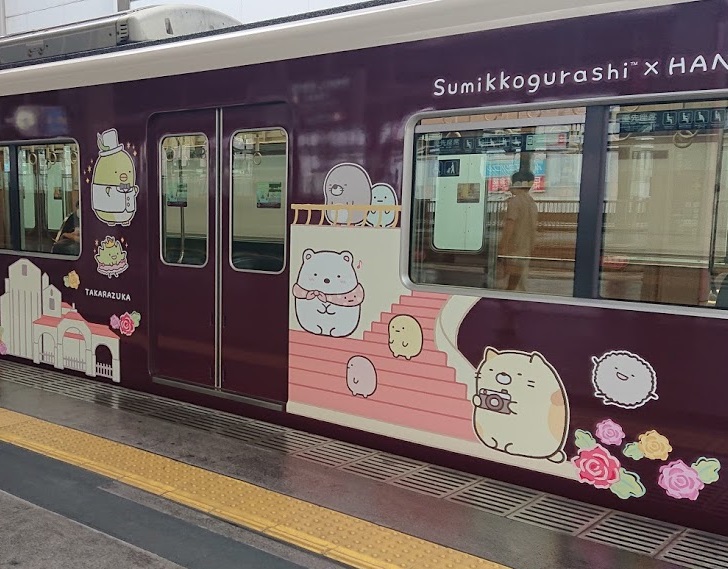 すみっコぐらしの阪急電車がかわいすぎるコラボ「すみっコぐらし号