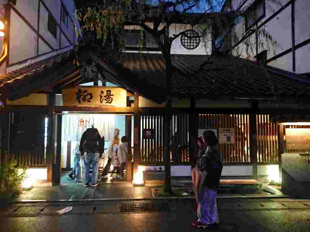 城崎温泉は外湯めぐりと食べ歩きが楽しい！射的などの遊技場が昭和レトロ
