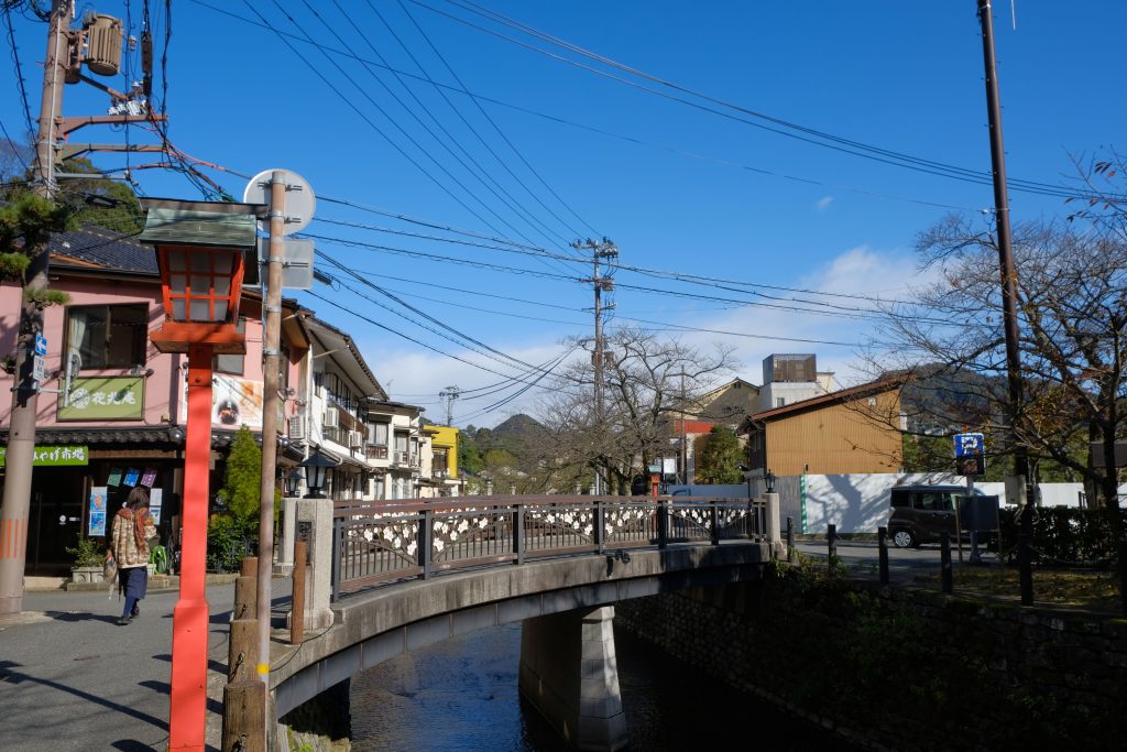 城崎温泉は外湯めぐりと食べ歩きが楽しい！射的などの遊技場が昭和レトロ