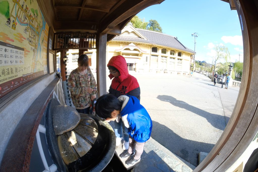 飲める温泉　城崎温泉は外湯めぐりと食べ歩きが楽しい！射的などの遊技場が昭和レトロ